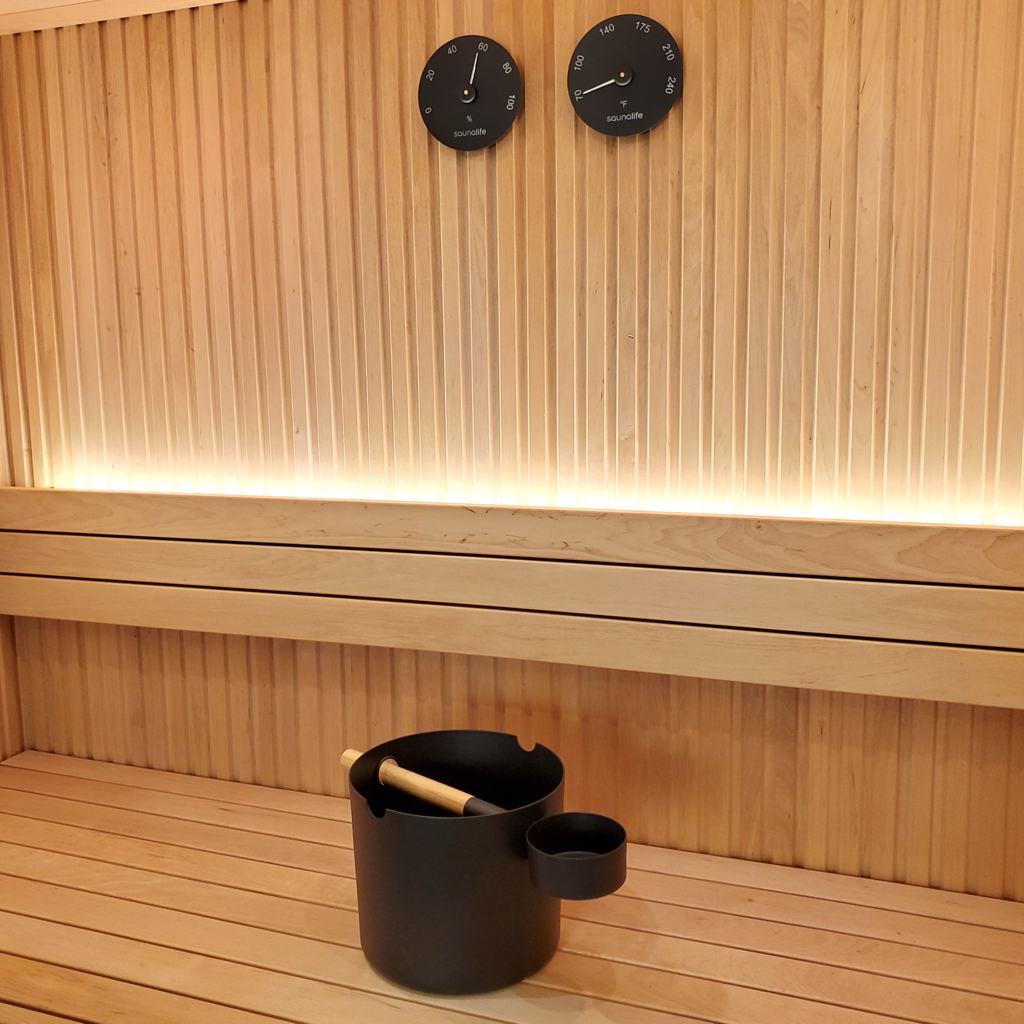 SaunaLife Essentials Set 5 in sauna
