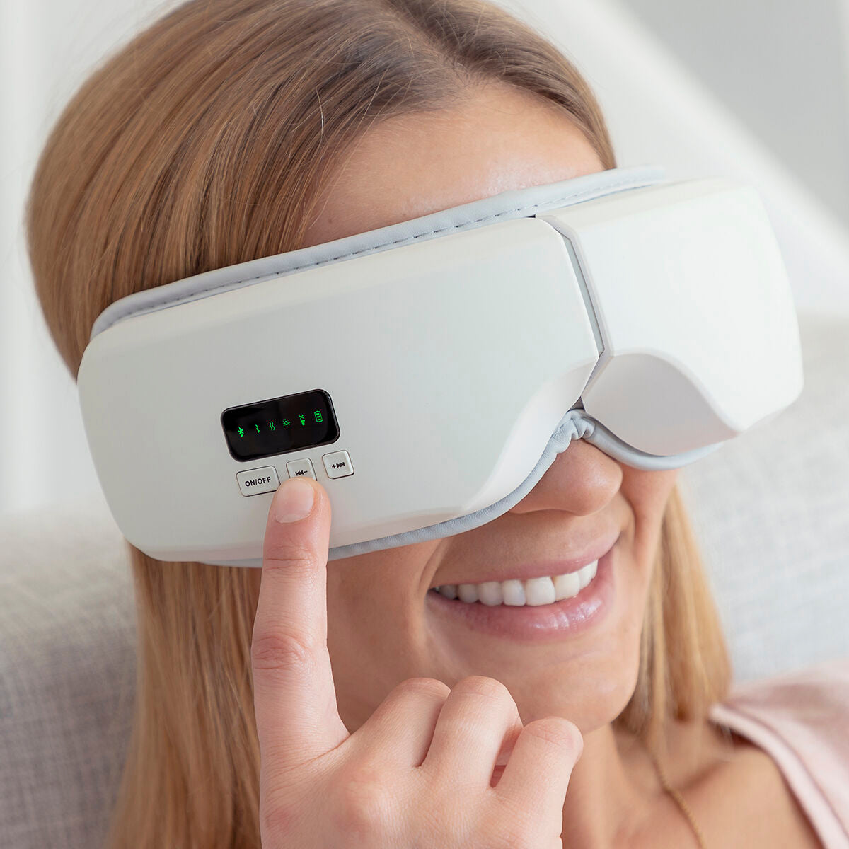 InnovaGoods 4-in-1 Eye Massager — Air Compression, Heat & Bluetooth