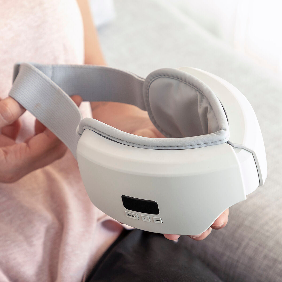 InnovaGoods 4-in-1 Eye Massager — Air Compression, Heat & Bluetooth